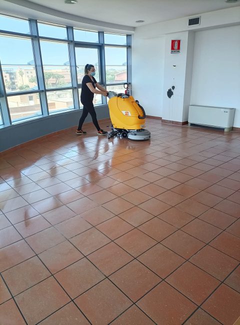 pulizia mad service roma di paviamento con macchinari professionali